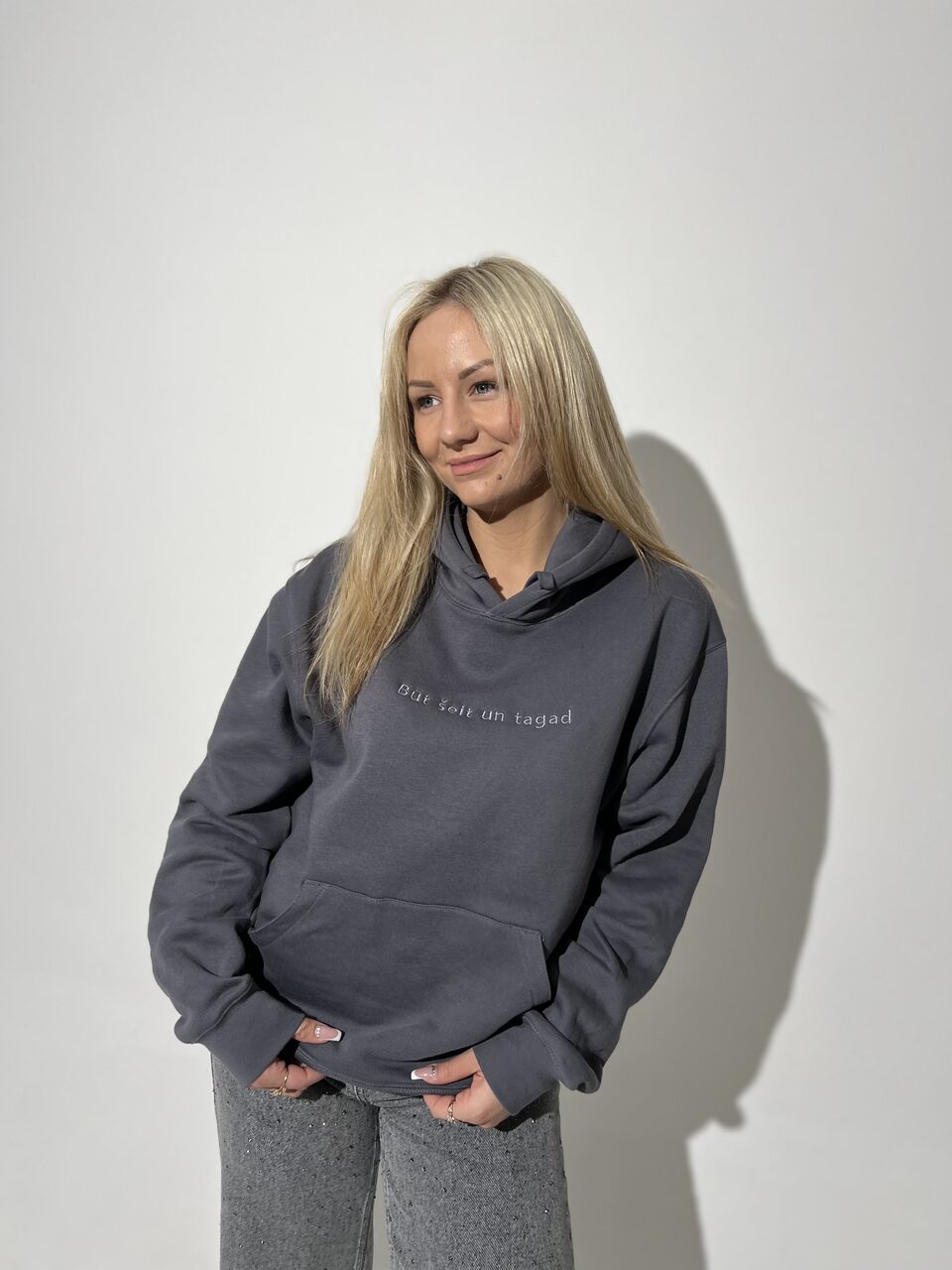 Hoodie "Būt šeit un tagad" ar izšuvumu