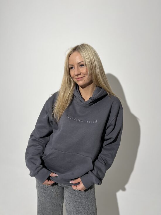 HOODIE '' Būt šeit un tagad ''